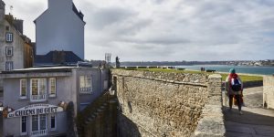 promeneurs, remparts de Saint Malo
Hotel