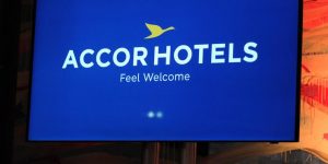 Picture taken on June 3rd, 2015 shows the logo of French hotel group AccorHotels. Accor changed his name and becomes AccorHotels. AFP PHOTO  / ERIC PIERMONT (Photo by Eric PIERMONT / AFP)
