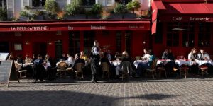 Customers sit at a restaurant terrace in Paris on May 19, 2021, as cafes, restaurants and other businesses re-opened after closures during the Covid-19 pandemic. - Patrons have made their way back to cafes and prepared long-awaited visits to cinemas and museums as France loosened restrictions in a return to semi-normality after over six months of Covid-19 curbs. Cafes and restaurants with terraces or rooftop gardens can now offer outdoor dining, under the second phase of a lockdown-lifting plan that should culminate in a full reopening of the economy on June 30. (Photo by THOMAS COEX / AFP)