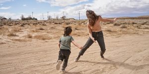 femme et son enfant dans le désert