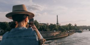 Touriste prenant en photo la Tour Eiffel