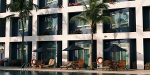 hotel de luxe avec piscine et transats
